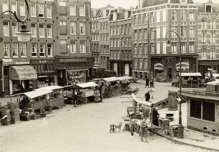 Het Dapperplein en de ingang van de Tweede van Swindenstraat in 1952. .<br />Foto: Beeldbank Stadsarchief Amsterdam 