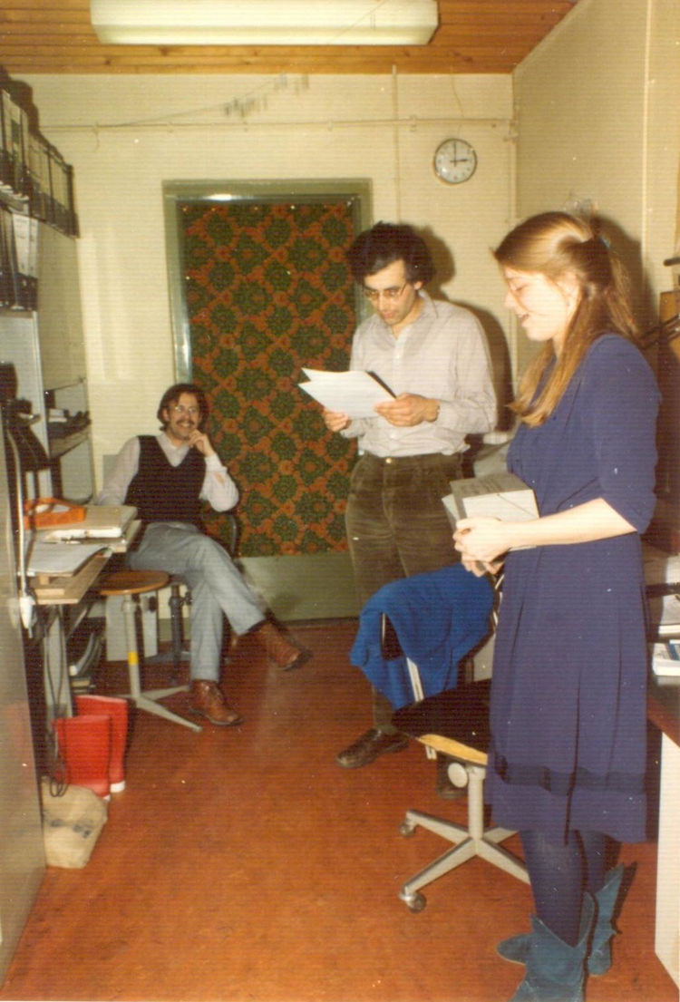 Werkruimte in het lab Begin 1982, de pijpenla rechts van de ingang van het Laboratorium voor de Gezondheidsleer waar vier mensen werkten: Pieter, Lodewijk Spanjaard, Mieke van Doorn en René Niewint (ontbreekt op de foto). De eerste drie deden meningitisonderzoek. 