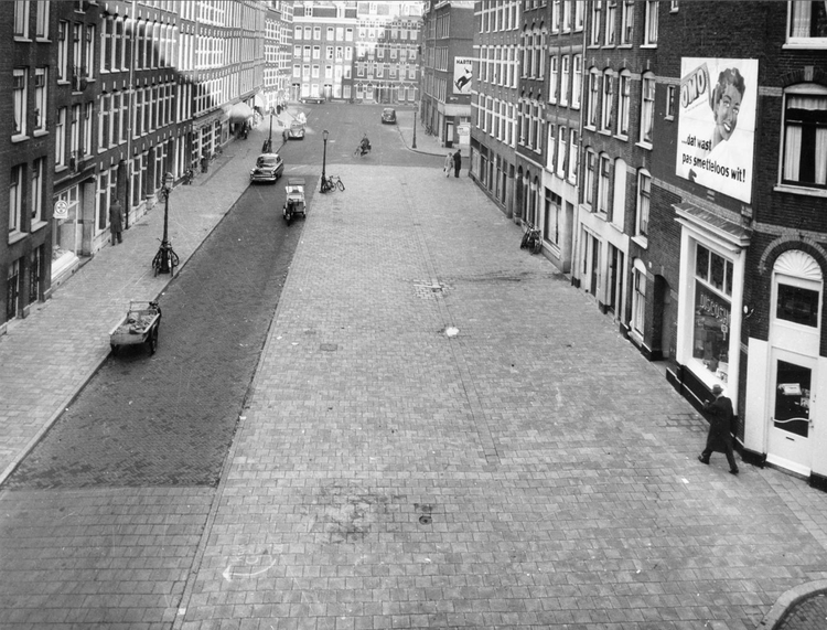 De Van Swindenstraat in 1960 met in de verte de Tweede van Swindenstraat. .<br />Foto: Beeldbank Stadsarchief Amsterdam 