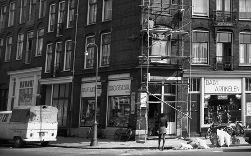 Iepenplein 29 Drogisterij Regeer - 1974 Foto: Beeldbank Amsterdam © Alle rechten voorbehouden  