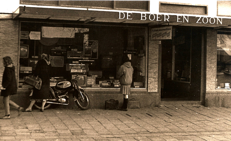 Middenweg 63 - 1960 - Opening zaak Foto: Frank de Boer © Alle rechten voorbehouden  