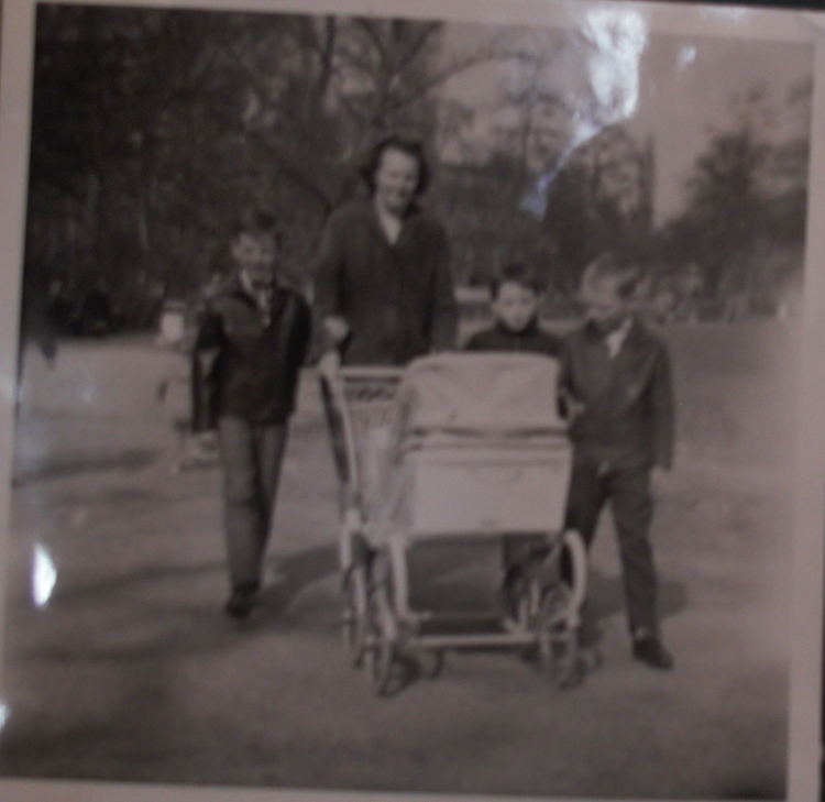 Oosterpark Hendrika wandelt met haar 3 kinderen en een vriendje van haar zoon in het Oosterpark. Datum onbekend. 