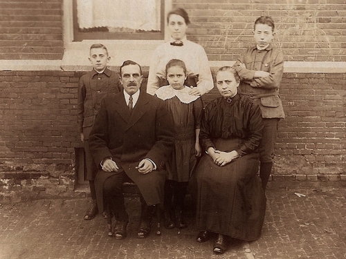 Het gezin Matter ca. 1920 in de Pythagorasstraat vlak om de hoek bij Linnaeuskade 30. De kinderen zijn v.l.n.r. Jan, Gees, Gerrie en Henk. Foto: Lies Reuvekamp-Barf. - © Alle rechten voorbehouden.  