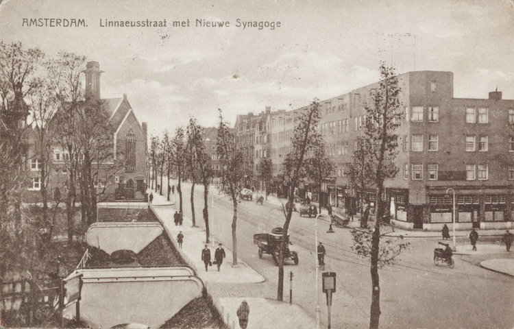 Straatbeeld met synagoge De Linnaeusstraat eind jaren twintig, met links achter de bomen de synagoge. Langs de straat liep toen nog een sloot (beschikbaar gesteld door Joods Historisch Museum, collectie Jaap van Velzen). 