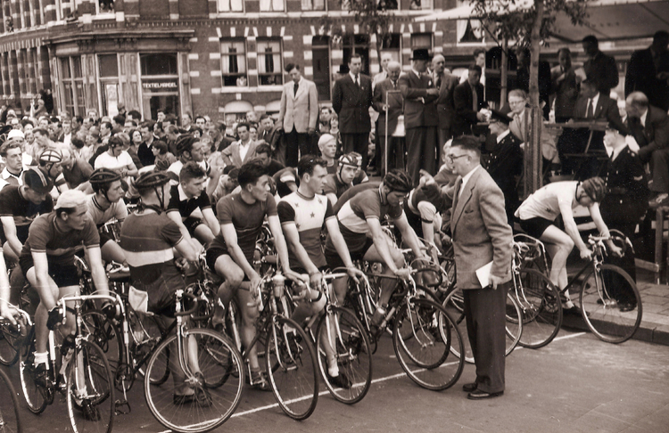 De renners staan aan de start. Foto uit 1954, fotograaf onbekend. Uit archief "Muiderpoort ". 