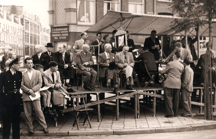 De jury Foto uit archief wijkcentrum "Muiderpoort" , 1954 