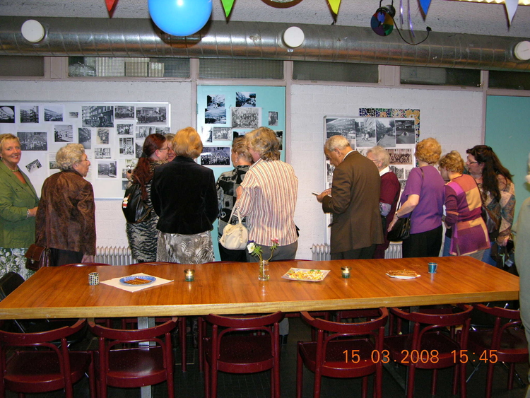 Reünie Danie Theronstraat Een wand vol herinneringen, 15 maart 2008. 