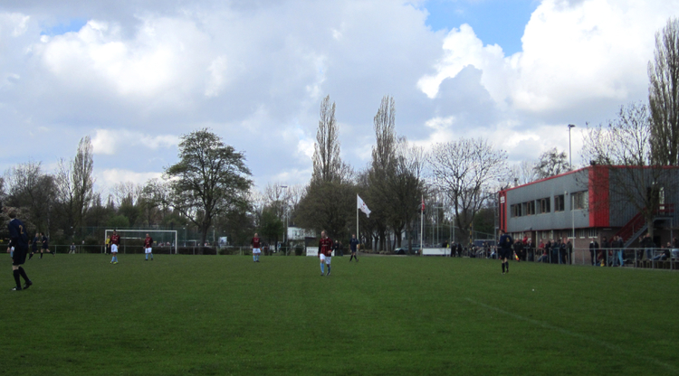 Een van de voetbalvelden op Sportpark Middenmeer. Een wedstrijd van een zaterdagelftal bij FORTIUS.  