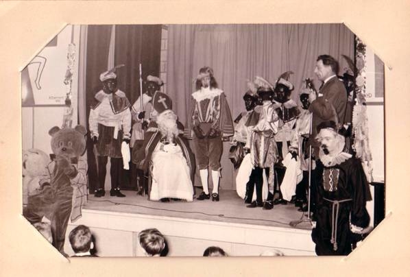 Op het podium met Sinterklaas en (links) Olie B. Bommel Een wonderlijk schouwspel 