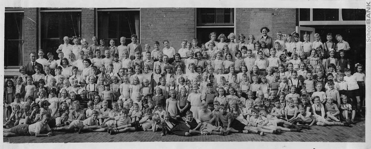 Schoolfoto van de President Krugerschool Klassefoto, mogelijk klas 3 President Krugerschool.  Foto uit ongeveer 1948, afgebeeld alle kinderen en onderwijzend personeel. Foto uit bezit familie Vas Dias. 