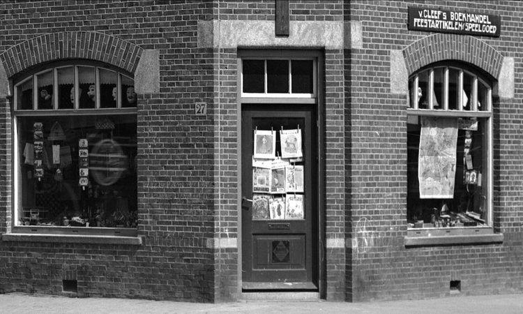 Laing's Nekstraat 27 - ± 1950 .<br />Foto: Beeldbank Amsterdam .<br />Hoek Laing's Nekstraat; op de hoek de zaak van Van Cleef in boeken, feestartikelen en speelgoed; op Laing's Nekstraat 23 sigarenfabriek 'De Nijverheid' <br /><br /> Foto: Beeldbank Amsterdam 