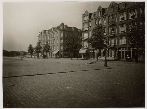 Krugerplein  <p>Krugerplein 22-28 (v.r.n.l.) met ingang Reitzstraat; het volgende blok links is Krugerstraat 2 t/m 30 (vrnl.). Datering zo rond juli 1924.<br />
Bron: Beeldbank, Stadsarchief Amsterdam.</p>
