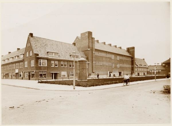 Van der Waalsschool.  <p>Copernicusstraat 26-48 (v.r.n.l.) met links de ingang van de Johann Keplerstraat. Op nr. 38-40 de v/d Waalsschool. <br />
Bron: Gemeentearchief Amsterdam (Beeldbank).</p>