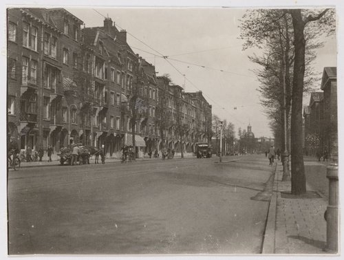 Sarphatistraat 175-213 Foto uit 1931, afkomstig uit Beeldbank van het Stadsarchief Amsterdam.<br />De familie van Albada woonde op nummer 171 