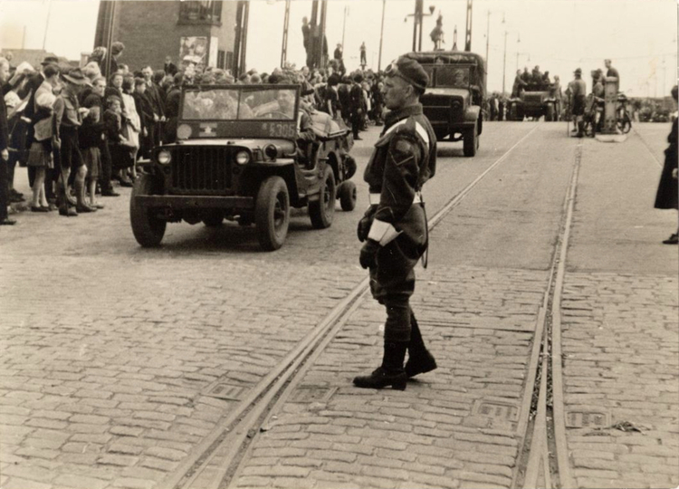 De oorlog is voorbij ! Intocht van de Canadezen. Op dinsdag 8 mei 1945 trok een grote legermacht van Canadezen over de Berlagebrug de stad binnen, <br />Foto: Beeldbank Stadsarchief Amsterdam 