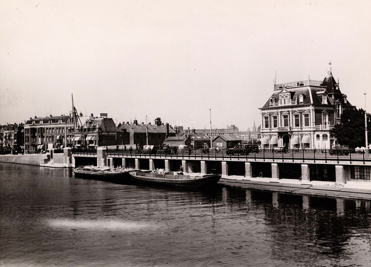   De nieuwe bredere Schollenbrug in 1933, met links de ingang van de Ringvaart en rechts de inmiddels gesloopte Bertusvilla (Foto: Gemeentearchief Amsterdam). 