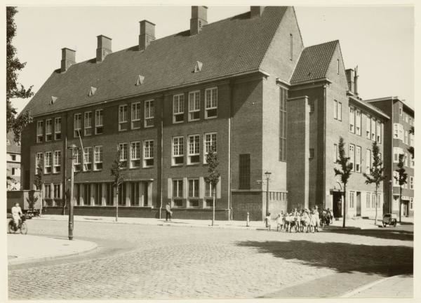 De Insulindeschool.  <p>De Insulindeschool (school voor gewoon lager onderwijs) zat aan het Javaplantsoen op nummer 9, met links de Javastraat en rechts de Boetonstraat.<br />
Datering: juni 1940<br />
Bron: Beeldbank, Stadsarchief Amsterdam.</p>