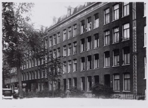 Wagenaarstraat 2-18 (v.r.n.l.), gezien vanuit de Linnaeusstraat Deze foto dateert van ongeveer1939. Bron: Beeldbank, Stadsarchief Amsterdam. 