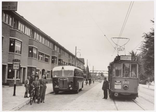 Middenweg. Deze foto dateert uit juli 1940. Afgebeeld is de Middenweg bij de Röntgenstraat met het nieuwe eindpunt van tram-lijn 9 (motorwagen 248) die net is verlengd naar de Watergraafsmeer. Links is buslijn A (autobus met kenteken GZ 48656) van de Kruislaan naar Betondorp.<br />Bron: Beeldbank, Stadsarchief Amsterdam. 