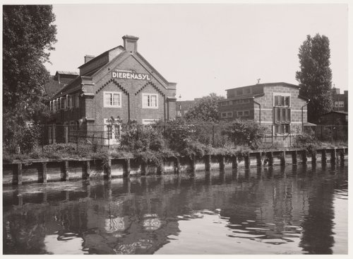 Dierenasiel, ca 1941. Afgebeeld is het dierenasiel, gezien van de Linnaeuskade (met op de voorgrond de Ringvaart).<br />Bron: Beeldbank, Stadsarchief Amsterdam. 