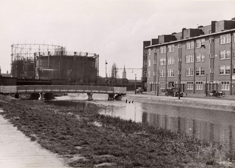  De Valentijnkade met de lage brug in 1951.<br />(Foto: Gemeentearchief Amsterdam) 