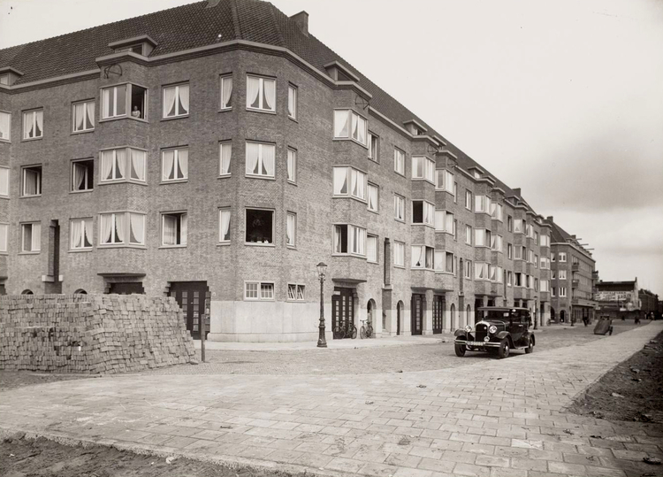  De Schollenbrugstraat (het vroegere Visserspad) vlak na de bouw in 1934, gezien in de richting van de Jan Bernardusstraat.<br />(Foto: Gemeentearchief Amsterdam). 