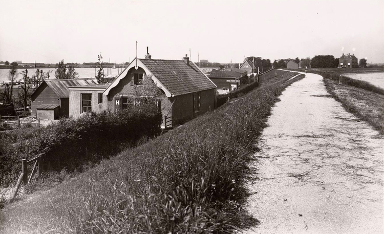  Diemerzeedijk. Diemerzeedijk.  Op de achtergrond links: Nieuwediep. Achtergrond rechts: Gemeenlandshuis. 1938.<br />Foto: Beeldbank Stadsarchief Amsterdam 