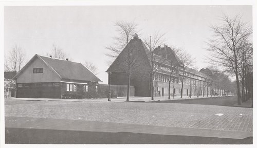 Zeeburgerdijk 141 - Hoek Molukkenstraat met links op de voorgrond de Veelaan. Het gebouwtje links is het Politieposthuis 13.<br />Bron: Beeldbank, Stadsarchief Amsterdam. 