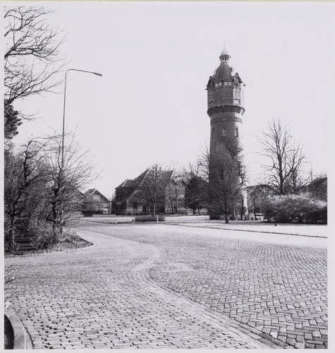 Korte Ouderkerkerdijk. Gasfabriek met uitzicht op de watertoren.  <p>.<br />
Foto: Beeldbank Stadsarchief Amsterdam</p>