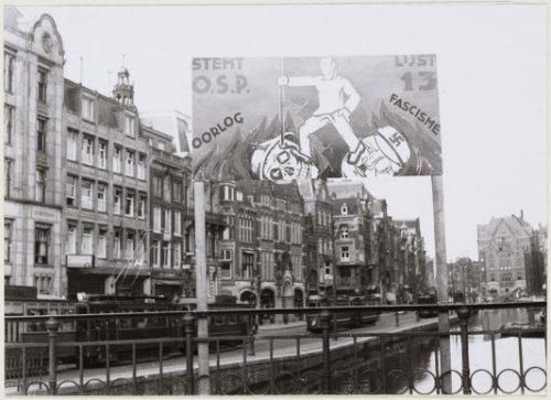 Verkiezingstijd. Dit verkiezingsbord van de OSP stond op de Langebrug no. 112 bij het Rokin.<br />Deze foto dateert uit 1935. Bron: Beeldbank, Stadsarchief Amsterdam. 