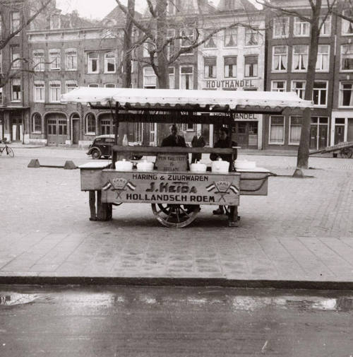  De haringman De haringman op de Javastraat had precies zo'n kar als deze op het Haarlemmerplein in 1936: met voor en achter een snijplank. (Gemeentearchief Amsterdam) 