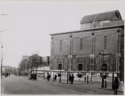 Amstelbrouwerij. Andreas Bonnstraat, met de zijgevel van de Amstelbrouwerij aan de Mauritskade 14. Links ingang van de Tweede Boerhaavestraat.<br />Deze foto is uit 1933.<br />Bron: Stadsarchief Amsterdam. 