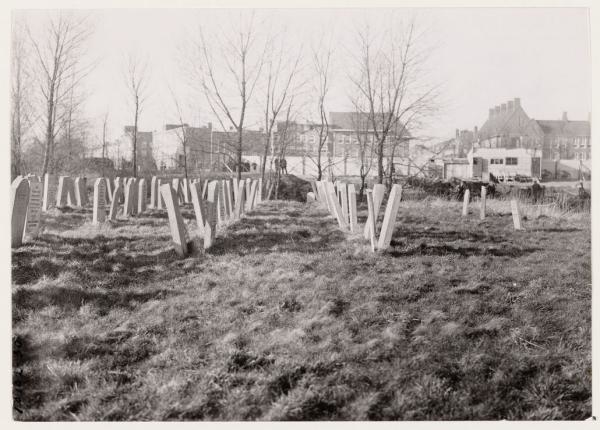 Joodse begraafplaats. 'Israëlitische Begraafplaats' ter hoogte van Kramatweg. Van wanneer deze foto dateert is helaas niet bekend.<br />bron: Beeldbank stadsarchief Amsterdam. 