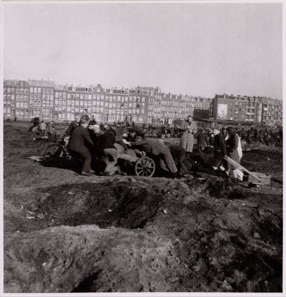 Wibautstraat.  <p>Kolen zoeken op het terrein bij de Wibautstraat. Dit is niet het gebied waar de heer Monsees heeft gezocht!<br />
Bron: Gemeentearchief Amsterdam (Beeldbank).</p>