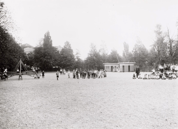  Spelende kinderen in het Oosterpark. Links op de achtergrond het "laberdepoepie" (het Laboratorium voor de Gezondheidsleer op Mauritskade 57).<br />Foto: Gemeentearchief Amsterdam) 