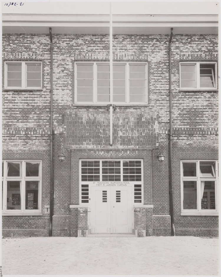  Hoofdingang van de Derde Drie. Boven de deur stond het opschrift ‘8e Hoogere Burgerschool met 3-jarigen cursus’. Later is de school hernummerd in derde driejarige HBS (foto: Stadsarchief Amsterdam). 