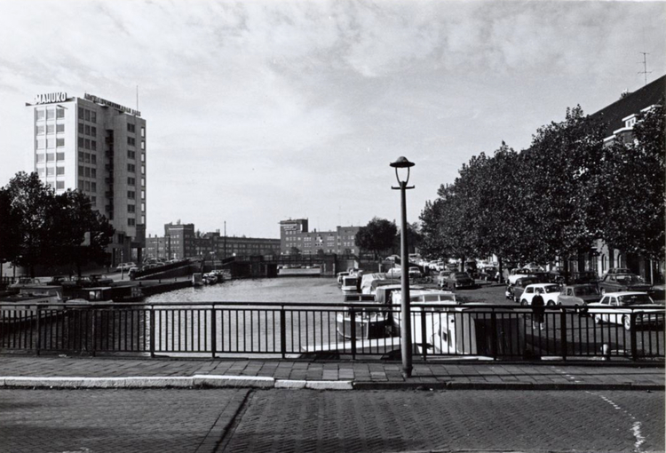  De De charme van het water aan de Schollenbrugstraat (rechts), kijkend over de Ringvaart richting Amstel en Schollenbrug. (Foto: 1967 Gemeentearchief 