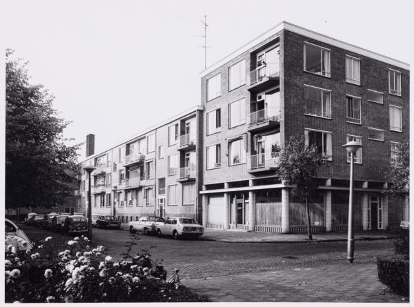 Finsenstraat, hoek Helmholtzstraat. Deze foto uit 1976 gemaakt door J.M. Arsath Ro'is laat de Finsenstraat zien (links op de foto). <br />Bron: Gemeentearchief Amsterdam (Beeldbank). 