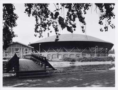 De sporthal op de fundamenten van de gashouder.  <p>.<br />
Foto: Beeldbank Amsterdam</p>