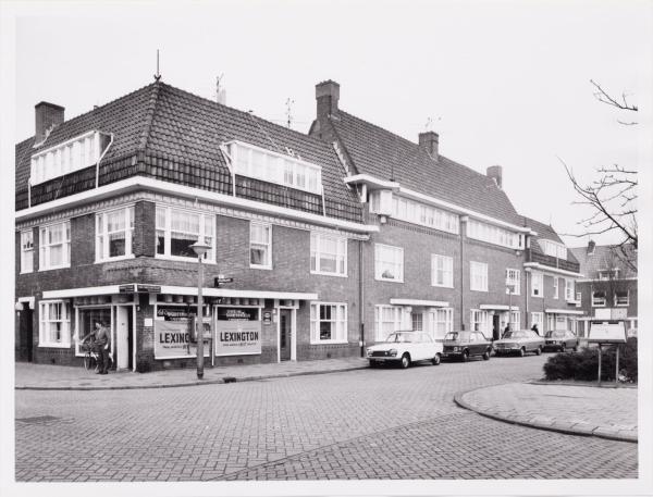 Van Marumstraat, hoek Helmholtzstraat. Deze fot uit 1973 is gemaakt door J.M. Arsath Ro'is (fotograaf). Bron: Beeldbank Stadsarchief Amsterdam 