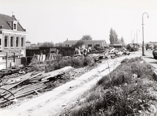 Weesperzijde 256 - 3 mei 1966. Op de achtergrond is, net voor de sloop, nog Garage Slagboom te zien. .<br />Foto: Beeldbank Amsterdam 