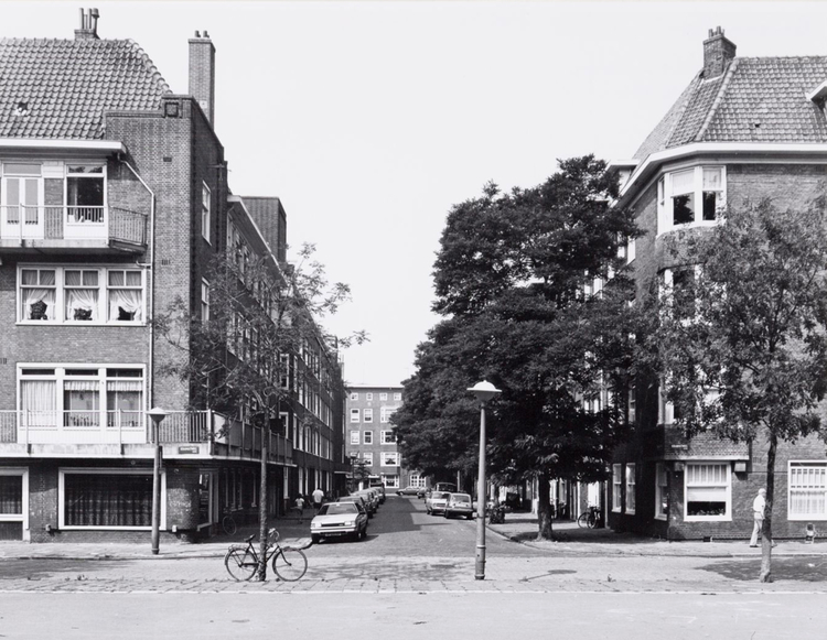  Hoek Kramatweg/Baweanstraat. Op de hoek links zat vroeger de Sigarenwinkel van Sorgdrager <br />(Foto: Stadsarchief Amsterdam, 1983). 
