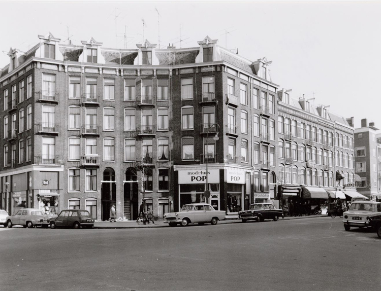  1974, een rustig Beukenplein, hoek 3e Oosterparkstraat en Beukenweg.<br />(Foto: Stadsarchief Amsterdam) 