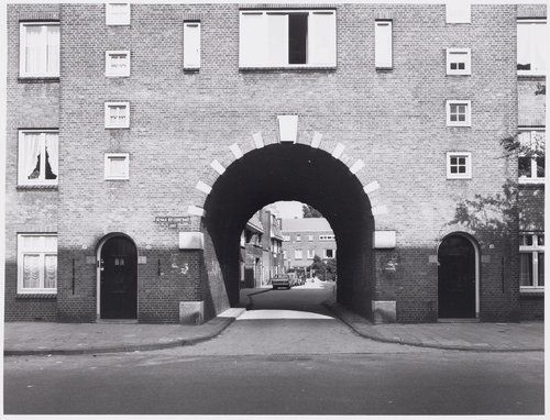 Schalk Burgerstraat. Deze foto, afkomstig van de Beeldbank (Stadsarchief Amsterdam) dateert uit 1972. De foto is gemaakt door J.M. Arsath Ro'is. <br />Een opdracht voor de oplettende 'beschouwer': Zoek de verschillen! 
