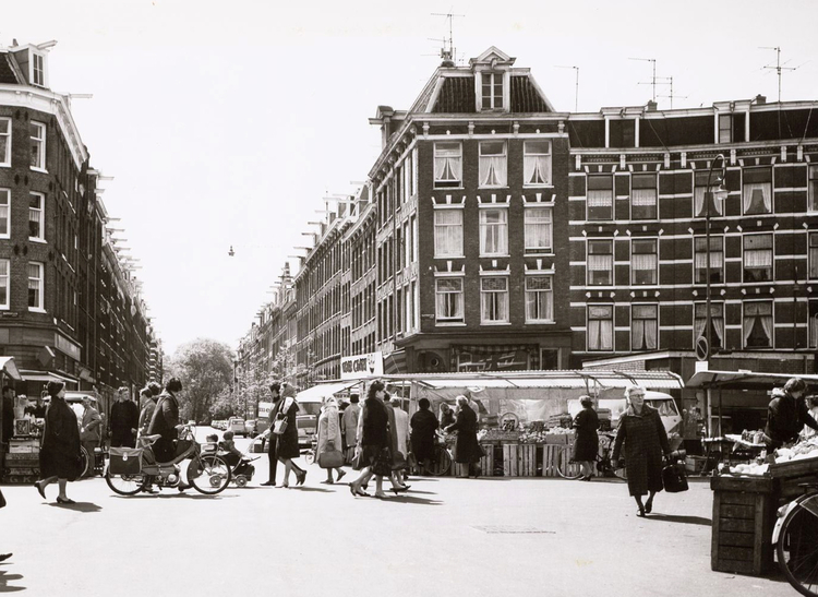 Het Dapperplein en de ingang van de Tweede van Swindenstraat in 1967. .<br />Foto: Beeldbank Stadsarchief Amsterdam 
