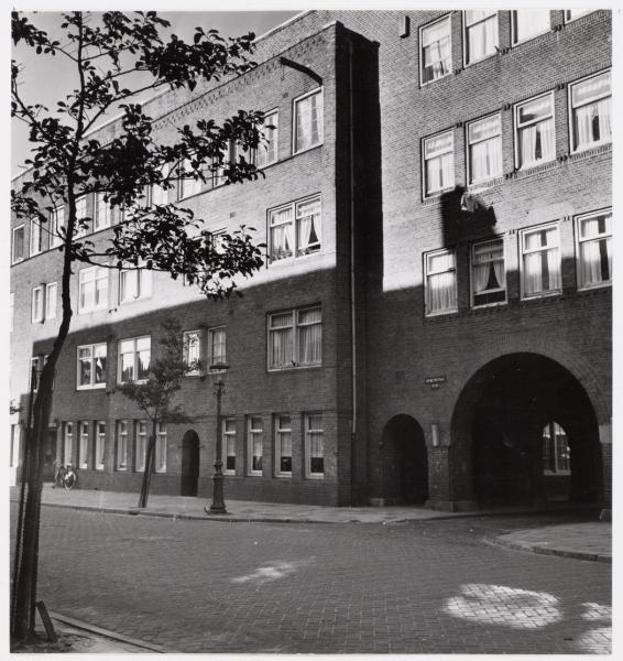 Ingang Danie Theronstraat. Hofmeyrstraat 7-1 (overigens door de Beeldbank ook wel gespeld als Hofmeyermet) op de voorgrond rechts de ingang van de Danie Theronstraat (1959).<br />Bron: Beeldbank Gemeentearchief Amsterdam. 