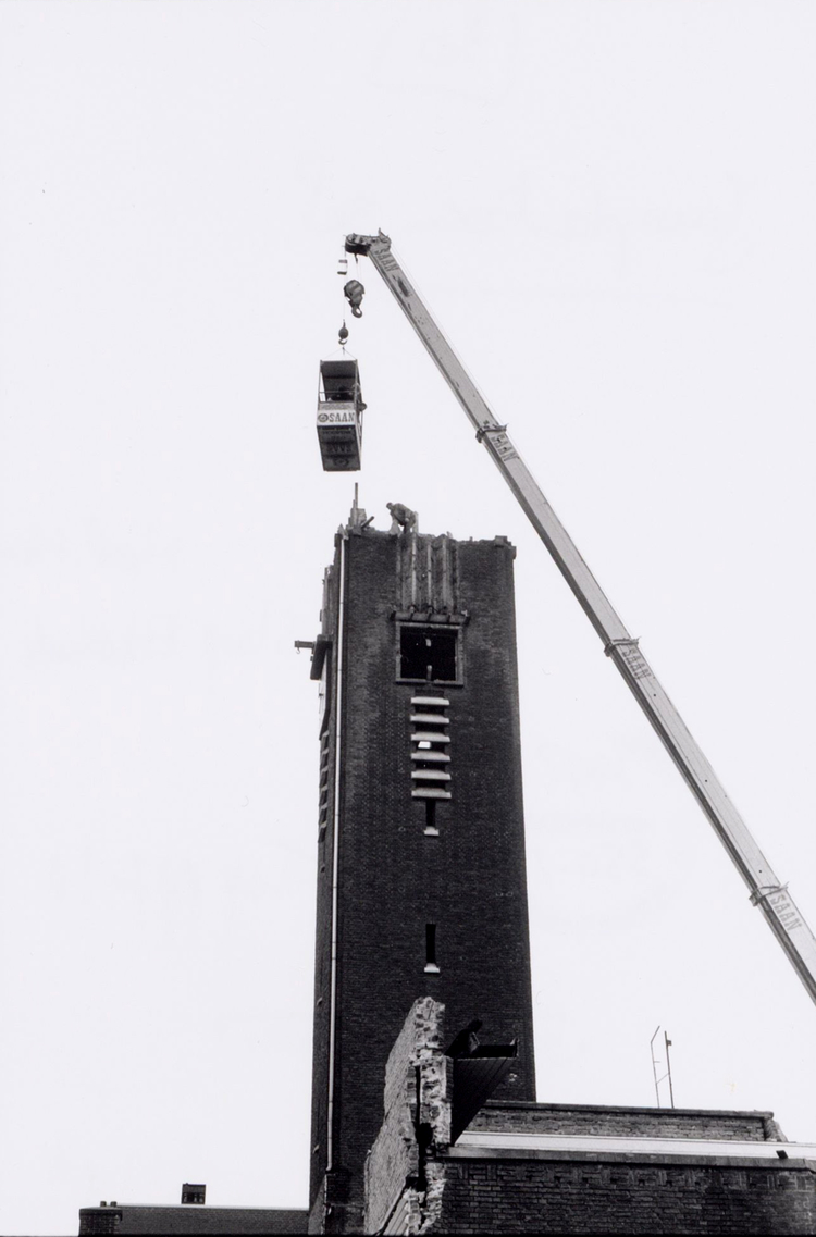  De letters BH staan niet meer op het dak, De letters BH staan niet meer op het dak,  want in 1992 werd de Elthetokerk gesloopt (Foto: Gemeentearchief Amsterdam). 