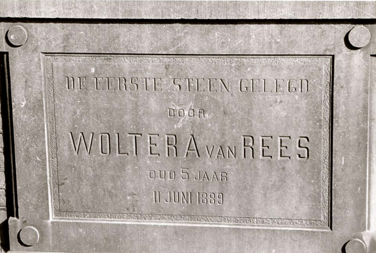  Eerste steen gelegd door Woltera van Rees in 1889.<br />Foto: Beeldbank Stadsarchief Amsterdam 