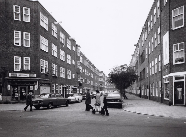  De Riouwstraat, gezien vanaf de Sumatrastraat in 1974.<br />(Foto: Gemeentearchief Amsterdam) 