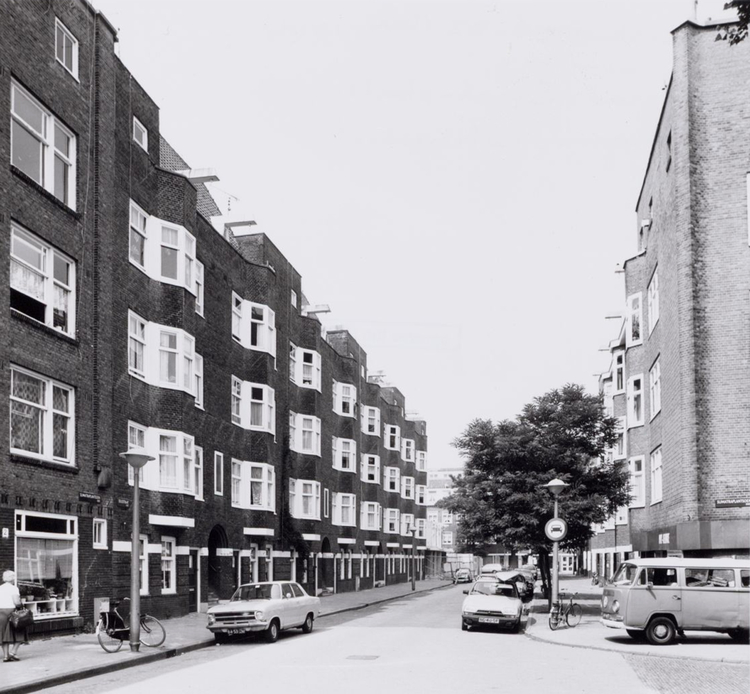  De Solostraat in 1984 waar Tonnie 60 jaar daarvoor is geboren.<br /><br />(Foto: Gemeentearchief Amsterdam) 